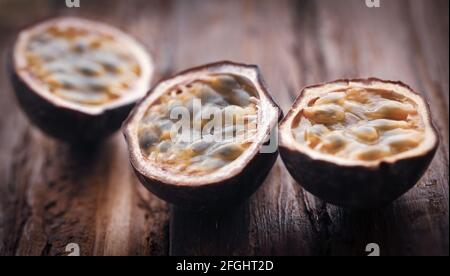 Passionsfrüchte auf natürlicher Oberfläche Stockfoto