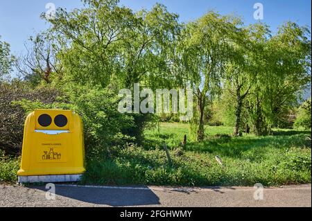 Gelbe Mülltonne für das Recycling von Kunststoff im ländlichen Raum Stockfoto