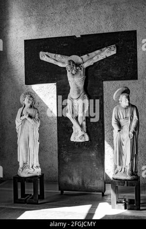 Eine Graustufenaufnahme der Statue der Kreuzigung Jesu Stockfoto