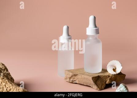 Set von kosmetischen Produkten mit Steinen und Muscheln Stockfoto