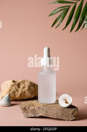 Feuchtigkeitsspendendes Serum in Glasflasche auf Steinpodium Stockfoto