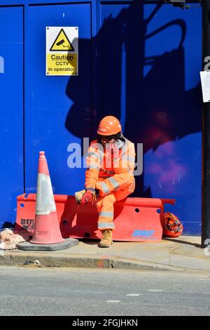 Verkehrskontrollarbeiter mit hoher Sichtbarkeit am Telefon, City of London, Großbritannien Stockfoto