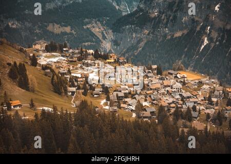 Landschaftsbild Luftbild Blick über das Dorf Murren City von der Seilbahn, Schweiz. Erstaunliche Aussicht Auf Das Tal Mit Historischem Dorf Gegen Schweizer Alp Stockfoto