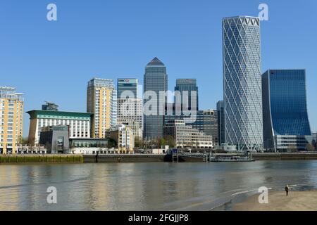 Mann, der am Gezeitenstrand, Canary Wharf Estate, Docklands, Themse, East London, Vereinigtes Königreich Stockfoto