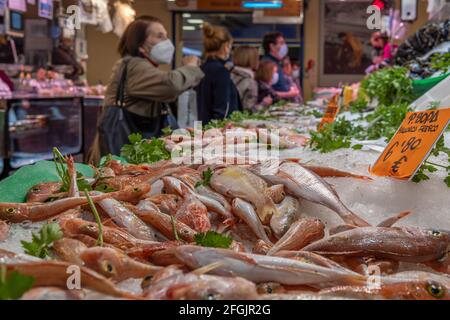 Palma de Mallorca, Spanien; april 23 2021: Auf einem Fischmarkt im traditionellen Mercado del Olivar werden auf einem Fischmarkt Käufer und Verkäufer mit Gesichtsmasken angekauft. Neue Normalität Stockfoto