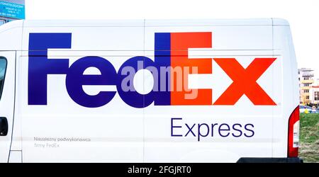 FedEx Express Firmenlogo auf einem Lieferwagen, Seitenansicht, Nahaufnahme, niemand. FedEx LKW Markensymbol, Paket-Lieferwagen, Fedex Paket liefern Serv Stockfoto