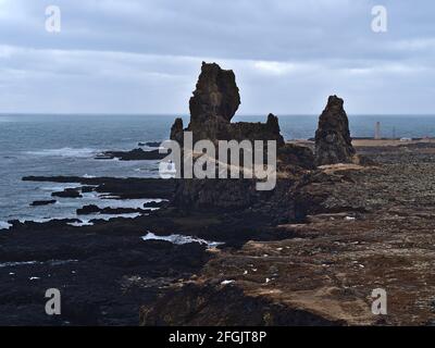 Schöne Aussicht auf die südwestliche Küste der Halbinsel Snæfellsnes, Island auf dem rauen Atlantik mit zerklüfteten Klippen und vulkanischen Felsen. Stockfoto