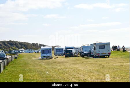 Worthing, Großbritannien. April 2021. Der Campingplatz für illegale Reisende, der in Goring Gap, einem bekannten Schönheitsort am Strand in der Nähe von Worthing in West Sussex, eingerichtet wurde. In den letzten Tagen sind etwa 30 Wohnwagen und Mobilheime für Reisende angekommen, aber der Bezirksrat von West Sussex hat am 28. April eine gerichtliche Anordnung beantragt, um sie zu entfernen : Quelle: Simon Dack/Alamy Live News Stockfoto