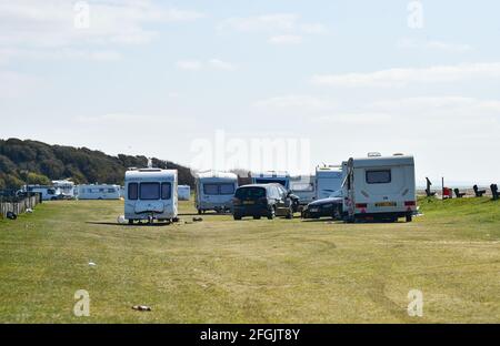 Worthing, Großbritannien. April 2021. Der Campingplatz für illegale Reisende, der in Goring Gap, einem bekannten Schönheitsort am Strand in der Nähe von Worthing in West Sussex, eingerichtet wurde. In den letzten Tagen sind etwa 30 Wohnwagen und Mobilheime für Reisende angekommen, aber der Bezirksrat von West Sussex hat am 28. April eine gerichtliche Anordnung beantragt, um sie zu entfernen : Quelle: Simon Dack/Alamy Live News Stockfoto