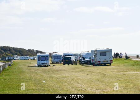 Worthing, Großbritannien. April 2021. Der Campingplatz für illegale Reisende, der in Goring Gap, einem bekannten Schönheitsort am Strand in der Nähe von Worthing in West Sussex, eingerichtet wurde. In den letzten Tagen sind etwa 30 Wohnwagen und Mobilheime für Reisende angekommen, aber der Bezirksrat von West Sussex hat am 28. April eine gerichtliche Anordnung beantragt, um sie zu entfernen : Quelle: Simon Dack/Alamy Live News Stockfoto