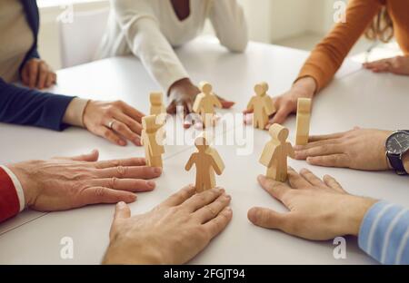 Ein Team von Geschäftsleuten stellte kleine menschliche Figuren in den Kreis Als Symbol für Gemeinschaft und Teamwork Stockfoto