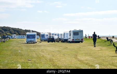 Worthing, Großbritannien. April 2021. Der Campingplatz für illegale Reisende, der in Goring Gap, einem bekannten Schönheitsort am Strand in der Nähe von Worthing in West Sussex, eingerichtet wurde. In den letzten Tagen sind etwa 30 Wohnwagen und Mobilheime für Reisende angekommen, aber der Bezirksrat von West Sussex hat am 28. April eine gerichtliche Anordnung beantragt, um sie zu entfernen : Quelle: Simon Dack/Alamy Live News Stockfoto