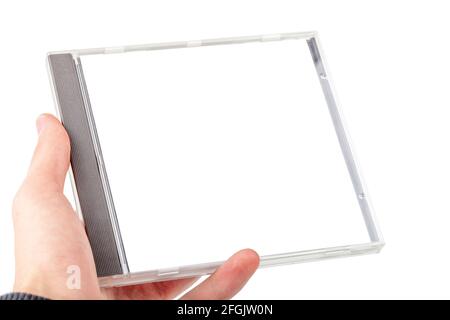 Mann, der einen leeren leeren CD- oder DVD-Behälter in der Hand hält, isoliert auf weißem Hintergrund, ausgeschnitten. Platz für eigene Musik Album Cover-Bild, einfach Stockfoto