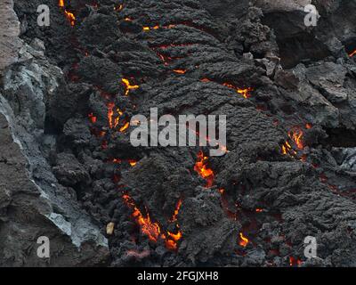 Nahaufnahme von glühenden Lavagesteinen, die sich nach einem Vulkanausbruch im Geldingadalir-Tal in der Nähe des Fagradalsfjall, Grindavík, Island, abkühlen. Stockfoto