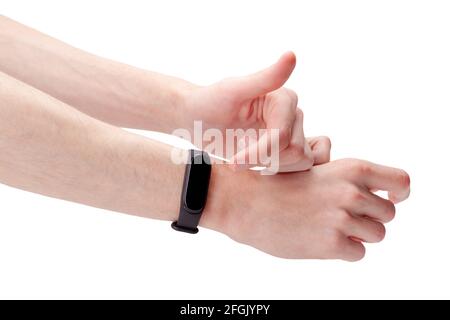 Mann trägt, mit einem Smart Band, Smartwatch, Fitness Sport Aktivität Tracker Uhr Zubehör zeigt auf den leeren leeren Touchscreen-Display mit seinem Stockfoto