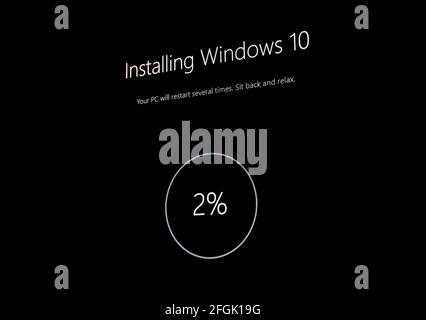 Microsoft Windows 10 OS-Installation, frischer Installationsbildschirm, Upgrade, Installation von Windows-Betriebssystem, Laptop, pc-Bildschirm Nahaufnahme, Fortschritt indica Stockfoto