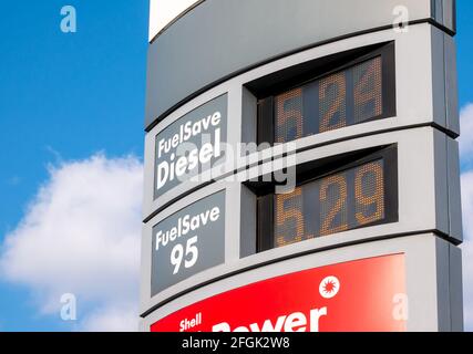 Royal Dutch Shell Tankstelle Beschilderung Gaspreise in der Nähe, FuelSave Diesel, 95, Preiszahlen aus der Nähe, Detail Kraftstoff, Benzin Industrie Wirtschaft, Stockfoto