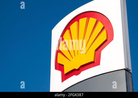 Royal Dutch Shell Tankstelle Beschilderung Shell Symbol unterzeichnen aus der Nähe, Detail Shell Marke Logo Nahaufnahme, Öl-und Gas-Unternehmen, weltweit Gas, Benzin Vertrieb Stockfoto