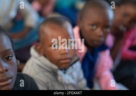 Mzuzu, Malawi. 30-05-2018. Nahaufnahme eines traurigen Jungen, der in einer ländlichen Gegend von Malawi zur Schule geht. Stockfoto