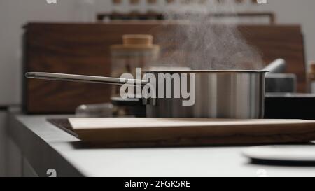 Dampf steigt aus dem Kochtopf in der Küche, breites Foto Stockfoto