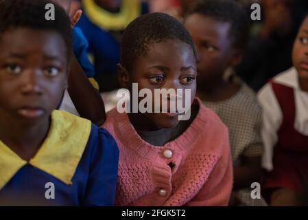 Mzuzu, Malawi. 30-05-2018. Schönes Porträt eines Mädchens, das auf dem Boden sitzt und eine ländliche Schule in Malawi besucht. Stockfoto