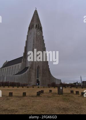 Blick auf die berühmte Hallgrímskirkja, eine lutherische Pfarrkirche in Reykjavík, der Hauptstadt Islands, mit einer Höhe von mehr als 74 m am bewölkten Wintertag. Stockfoto