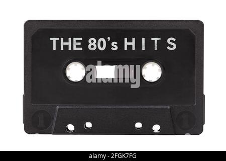 Die 80er-Hits, alte Vintage-80er-Jahre-Audio, Hit-Songs-Zusammenstellung, Retro-Mixtape, Black-Tape-Audiokassette-Objekt isoliert auf Weiß, ausgeschnitten. Musik der Achtziger Stockfoto