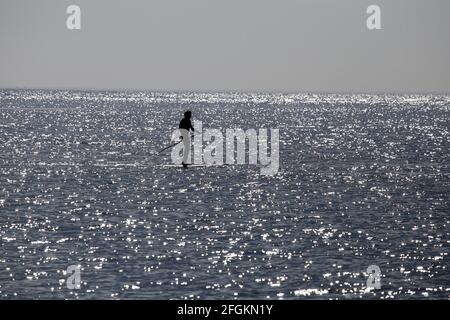 Paddleboarding vor Studland Beach in der Nähe von Poole an einem ruhigen Tag, Dorset Stockfoto