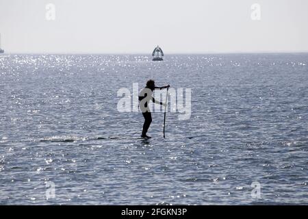 Paddleboarding vor Studland Beach in der Nähe von Poole an einem ruhigen Tag, Dorset Stockfoto