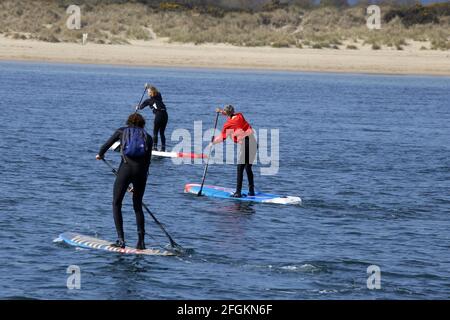 Paddleboarding vor Studland Beach in der Nähe von Poole an einem ruhigen Tag, Dorset Stockfoto