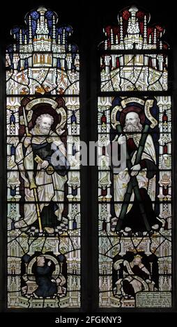 Ein Glasfenster von Herbert William Bryans Darstellung der Heiligen Apostel Petrus und Andreas, Letheringsett Kirche, Norfolk Stockfoto