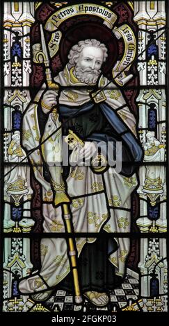 Ein Buntglasfenster von Herbert William Bryans, das St. Peter, St. Andrew's Church, Letheringsett, Norfolk darstellt Stockfoto