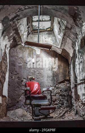 Barbier Chair in Gefängniszelle in der Eastern State Penitentiary, Philadelphia, Pennsylvania, USA Stockfoto