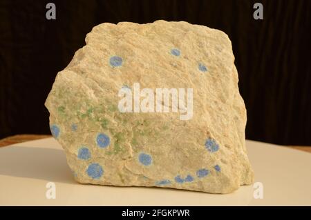 K2 Granit mit Azurit-Punkten, Fundort, Pakistan. Stockfoto