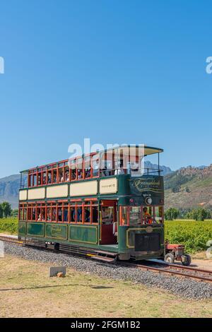 FRANSCHHOEK SÜDAFRIKA - FEBRUAR 02.2020: Straßenbahn am Rickety Bridge Winery Bahnhof für touristische Fahrt zwischen Weinbergen im Franschhoek Valley Stockfoto