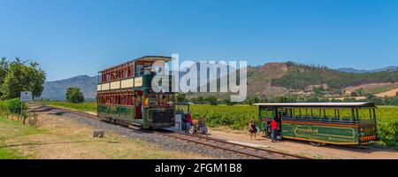 FRANSCHHOEK , SÜDAFRIKA - FEBRUAR 02.2020: Straßenbahn am Rickety Bridge Winery Bahnhof für touristische Fahrt zwischen Weinbergen im Franschhoek Valley, Stockfoto