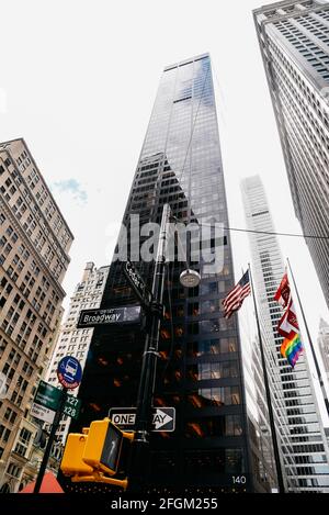 New York City, USA - 20. Juni 2018: Wolkenkratzer in der Innenstadt von Manhattan. 140 Broadway. Entworfen von SOM Architekten, wurde im Jahr 2012 zurechtgewiesen, LEED zertifiziert Stockfoto