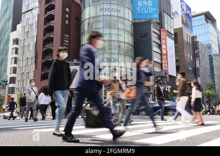 Tokio, Japan. April 2021. Am Sonntag, den 25. April 2021, überqueren die Menschen im Tokioter Modeviertel Ginza eine Straße. Die Präfekturen Tokio, Osaka, Kyoto und Hyogo traten vom 25. April bis zum 11. Mai in den neuen Ausnahmezustand für COVID-19 ein. Quelle: Yoshio Tsunoda/AFLO/Alamy Live News Stockfoto