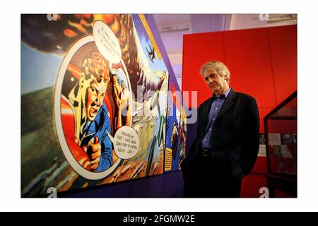 Science Museum Ausstellung enthüllt Britains Technologie Revolution nach dem Krieg.... 30. April bis 25. Oktober Dan Dare und die Geburt von Hi-Tech Britain... Peter Hampson, Sohn des Dan Dare Künstlers Frank Hampson mit einer der Zeichnungen, die sein Vater von seinem Sohn inspiriert hat. Foto von David Sandison The Independent Stockfoto