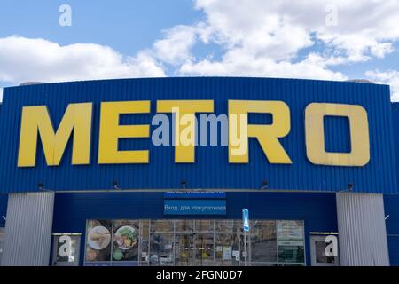 Tjumen, Russland-21. april 2021: Metro-Logo, Fassade eines Supermarkts. Metro Cash und tragen internationalen Self-Service-Großhandel Stockfoto