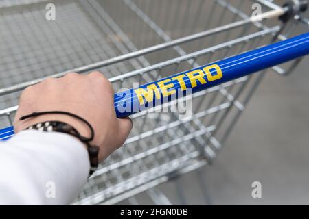 Tjumen, Russland-21. april 2021: Die Metro Group ist ein weltweit diversifizierter deutscher Einzelhandel Stockfoto