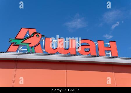 Tjumen, Russland-21. april 2021: Delikatessen- und Supermarktketten-Unternehmen, Auchan-Logo Stockfoto