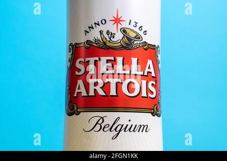 Tjumen, Russland-17. april 2021: Stella Artois Bierkeuchen auf buntem Hintergrund. Tolles belgisches Bier Stockfoto