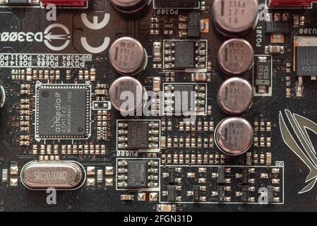 LOS ANGELES, USA 25. APRIL 2021: Elektronische Bauteile in einer Platine Stockfoto