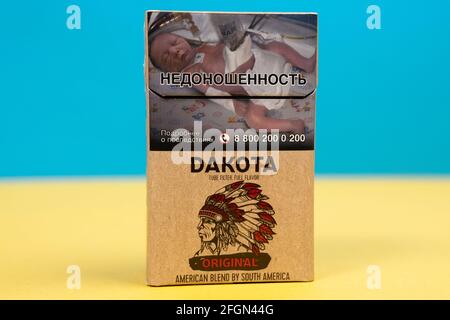 Tyumen, Russland-17. april 2021: Dakota Cigarette Pack Original close-up.Zigarettenpackungen mit einer Warnung Rauchen Vorreife Stockfoto