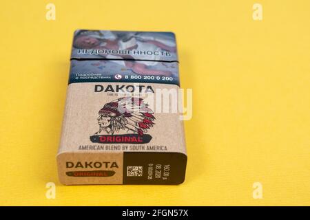 Tjumen, Russland-17. april 2021: Dakota Cigarette Pack Original close-up. Hergestellt in Russland Stockfoto