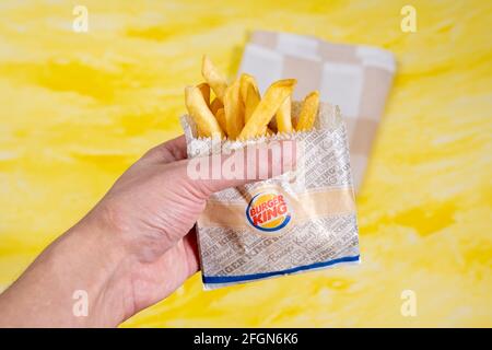 Tjumen, Russland-26. Februar 2020: Schild Burger King Restaurant. Burger King ist eine globale Kette von Hamburger Fast Food Stockfoto