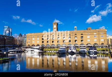 Marina and Ivory House, Lagerhaus aus dem 19. Jahrhundert, das zur Lagerung von Luxusgütern verwendet wurde, die in Wohnungen und Einzelhandelseinheiten umgewandelt wurden, St Katharine Docks, London Stockfoto