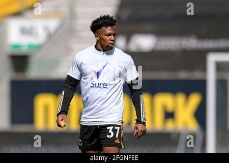 Wolverhampton, Großbritannien. April 2021. Adama Traore #37 von Wolverhampton Wanderers, die sich vor dem Spiel in Wolverhampton, Großbritannien am 4/25/2021 aufwärmen. (Foto von Simon Whitehead/News Images/Sipa USA) Quelle: SIPA USA/Alamy Live News Stockfoto