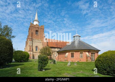 Maldon Kirche, Blick auf die historische St. Mary's Church, bekannt als Fisherman's oder Seafarer's Church mit Octagon Church Hall im Vordergrund, Maldon, Essex. Stockfoto